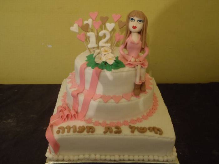 עוגת שוקולת לבת מצווה 3 קומות פרחים בובה מפוסלת